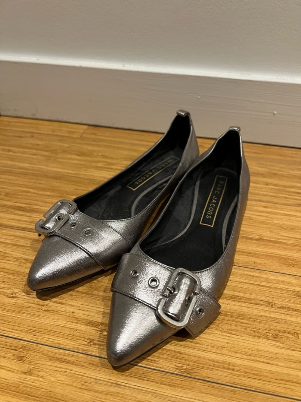 Marc Jacobs Women's Metallic Silver Pointed-Toe Buckle Flats